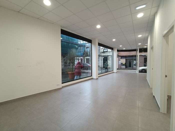 Se alquila bajo comercial acondicionado y con amplio escaparate