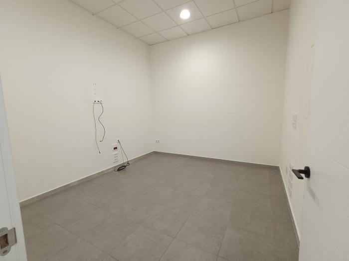 Se alquila bajo comercial acondicionado y con amplio escaparate