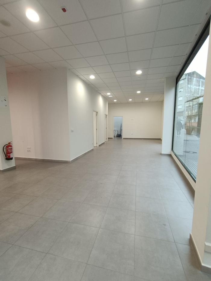 Se alquila bajo comercial acondicionado y con amplio escaparate