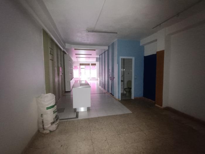 se alquila bajo amplio bien situado en Ribeira