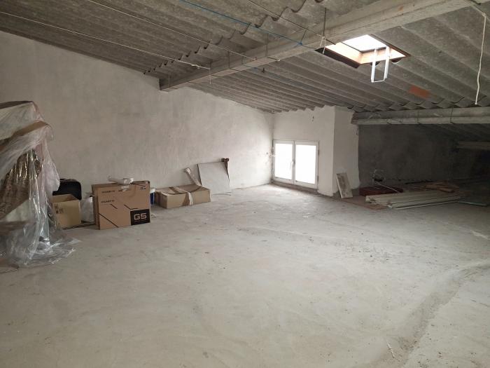 Se vende casa con pequeño jardín en Carreira