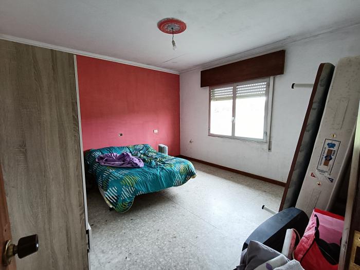 SE VENDE CASA  CON TERRENO EN OLEIROS