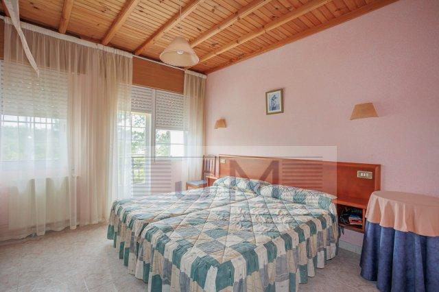 Se vende hotel muy próximo a las Dunas de Corrubedo