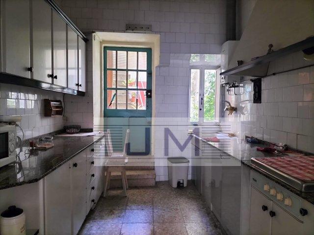 Se vende casa para restaurar céntrica en Ribeira