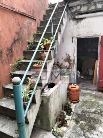 Se vende casa para restaurar céntrica en Ribeira