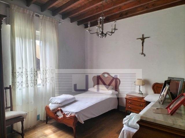 Se vende casa para restaurar céntrica en Ribeira