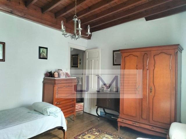 Se vende casa para restaurar céntrica en Ribeira