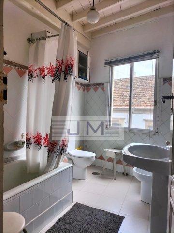 Se vende casa para restaurar céntrica en Ribeira