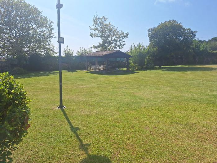 Se vende casa con amplia parcela en Corrubedo