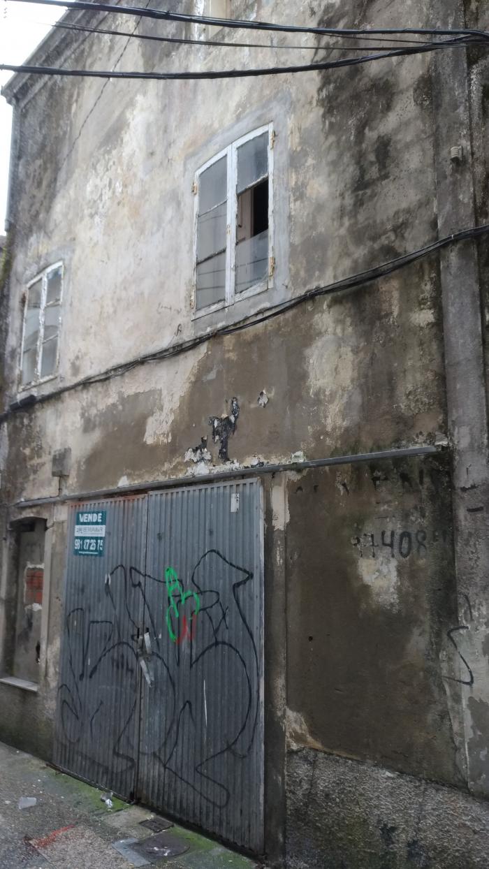 Se vende casa para restaurar en Ribeira