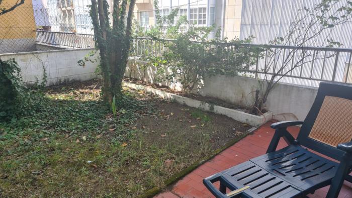 Se vende casa con jardín y garaje en el centro de Ribeira