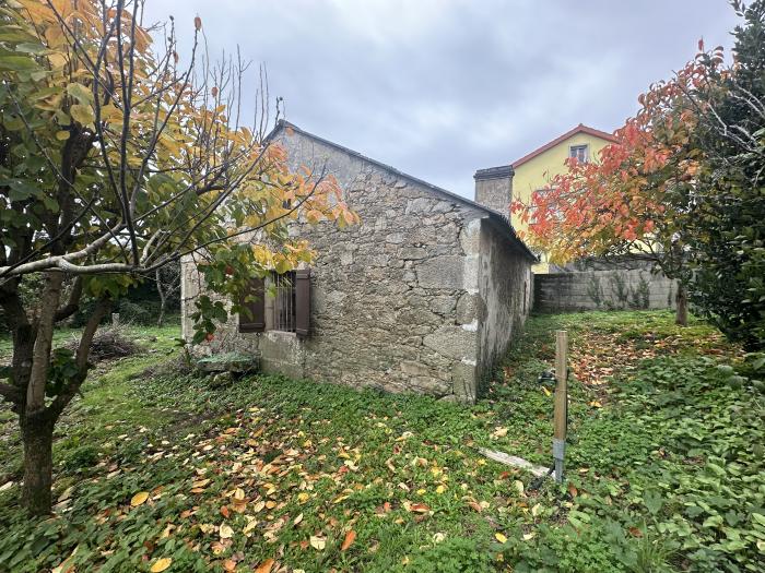 Se vende terreno con galpón de piedra para restaurar