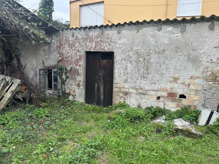 Se vende terreno con galpón de piedra para restaurar