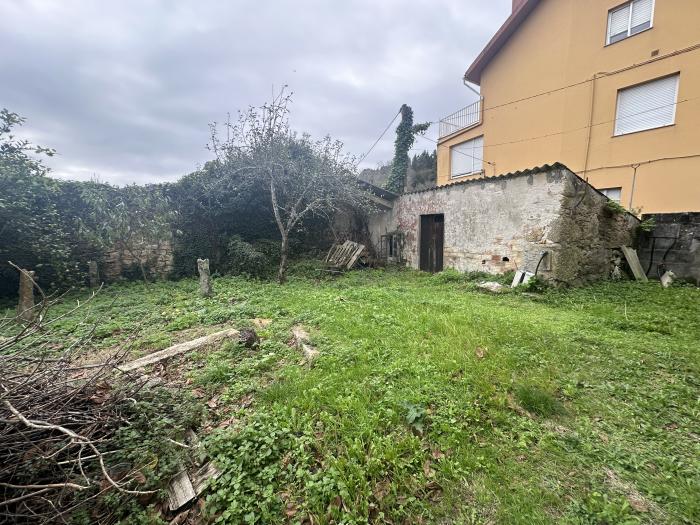 Se vende terreno con galpón de piedra para restaurar