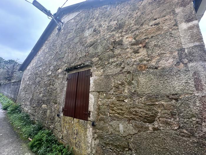 Se vende terreno con galpón de piedra para restaurar
