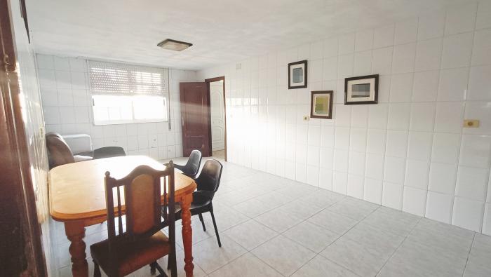 Se vende casa con terreno en Aguiño