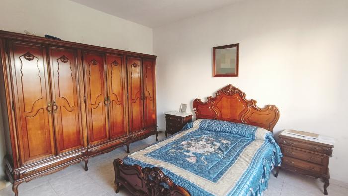 Se vende casa con terreno en Aguiño