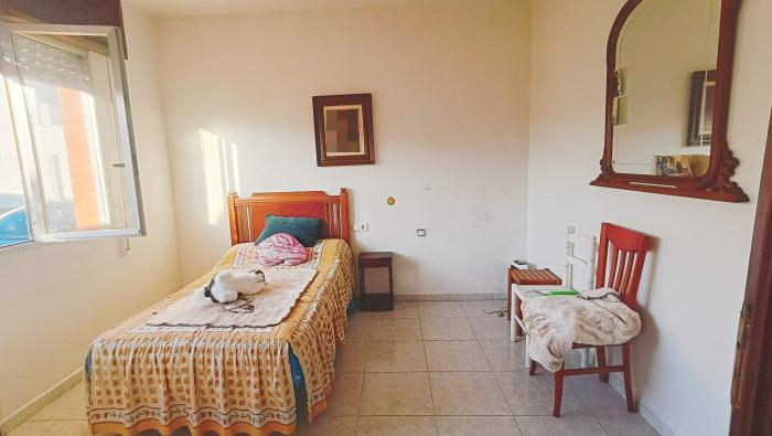 Se vende casa con terreno en Aguiño