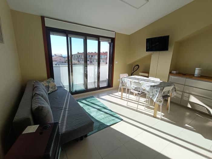 Se alquila ático en Aguiño. Precio: 380€