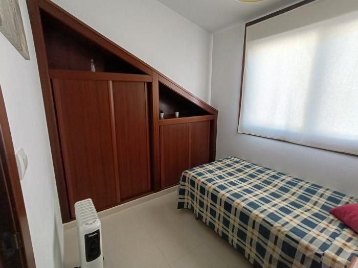 Se alquila ático en Aguiño. Precio: 380€