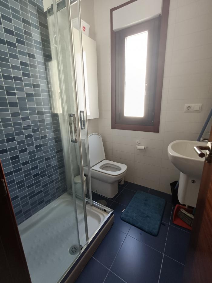 Se alquila ático en Aguiño. Precio: 380€