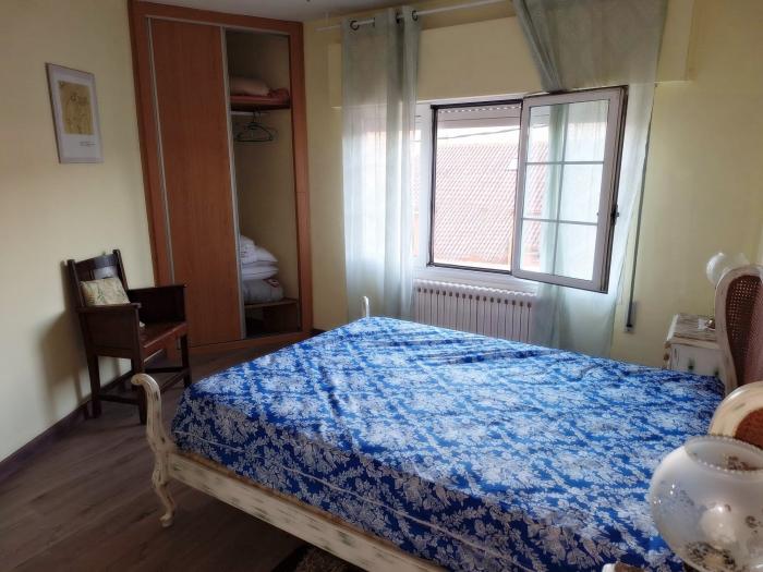 Se vende casa con terreno en la zona de Xuño