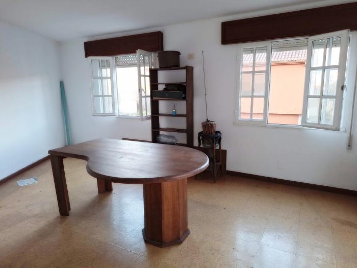 Se vende casa con terreno en la zona de Xuño