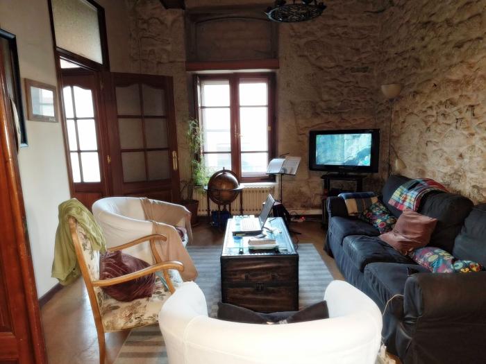 Se vende casa con terreno en la zona de Xuño