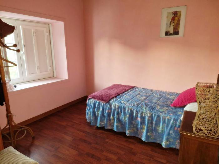 Se vende casa con terreno en la zona de Xuño