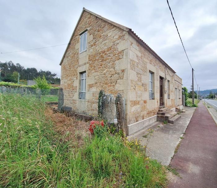Se vende casa de piedra con jardín en Bretal