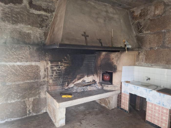 Se vende casa de piedra con jardín en Bretal