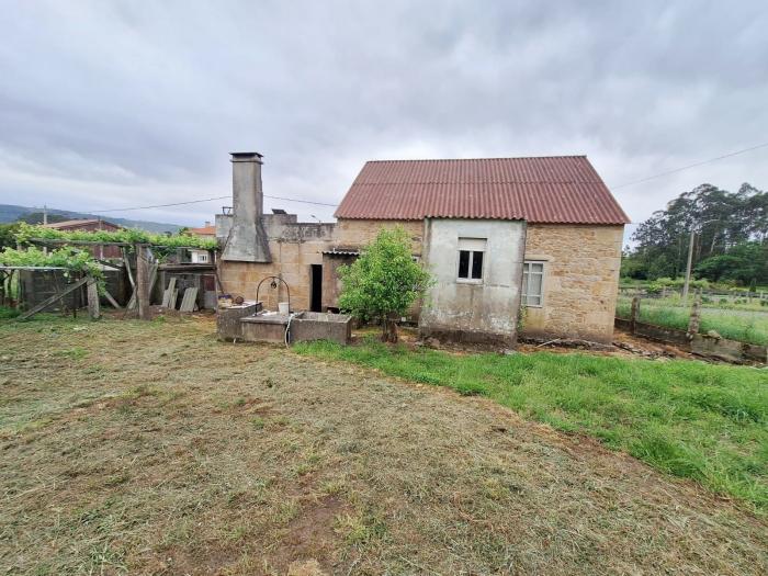 Se vende casa de piedra con jardín en Bretal
