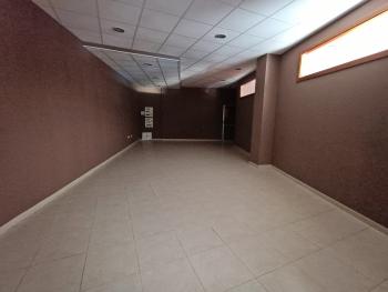 Se alquila bajo amplio en la zona de Abesadas