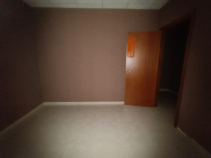 Se alquila bajo amplio en la zona de Abesadas