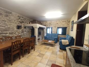 Se vende casa de piedra con patio en Carreira
