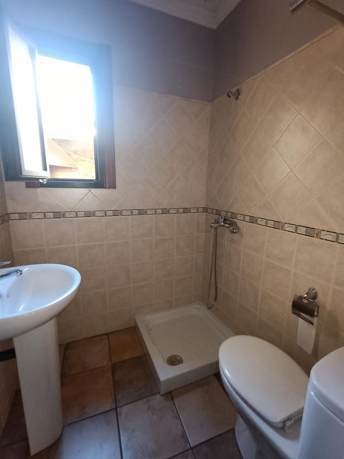 Se vende casa de piedra con patio en Carreira