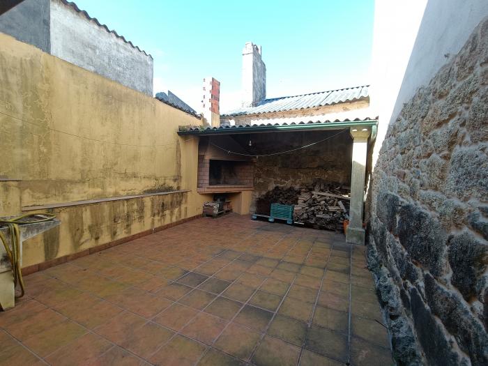 Se vende casa de piedra con patio en Carreira