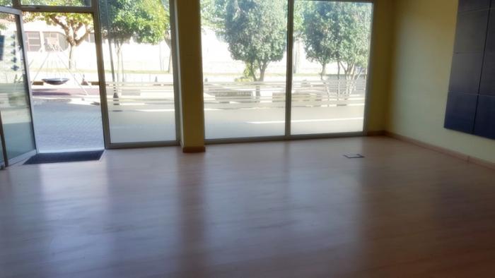 Se alquila local comercial en el parque García Bayon
