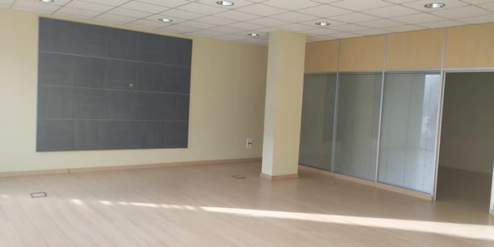 Se alquila local comercial en el parque García Bayon