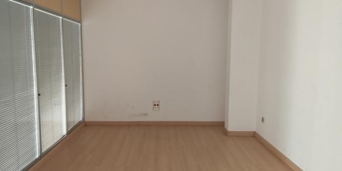 Se alquila local comercial en el parque García Bayon
