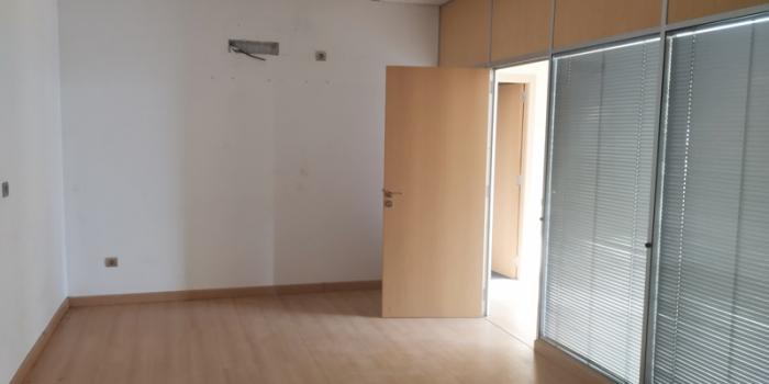 Se alquila local comercial en el parque García Bayon