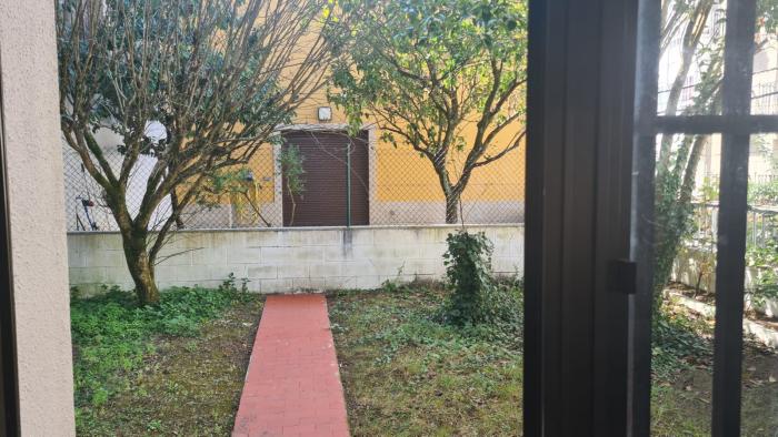 Se vende casa con jardín y garaje en el centro de Ribeira