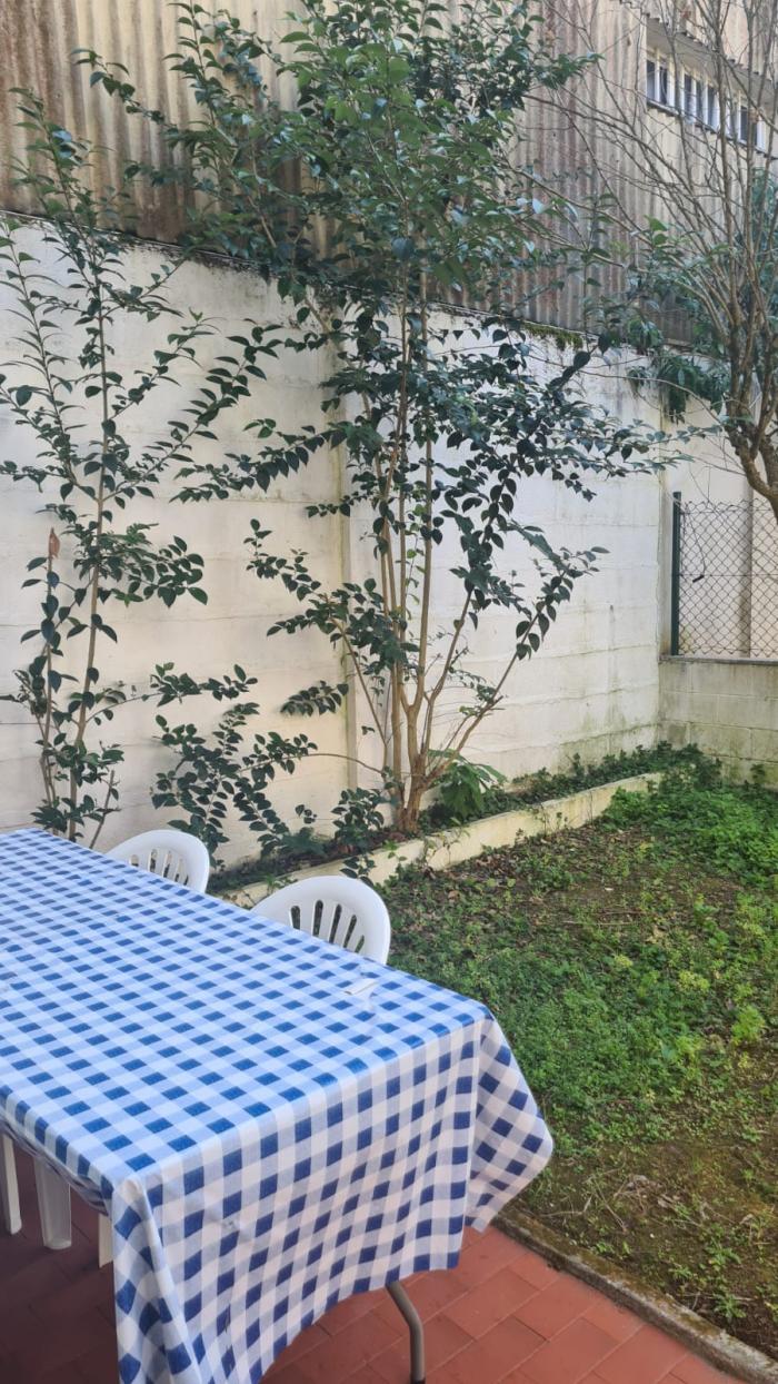 Se vende casa con jardín y garaje en el centro de Ribeira