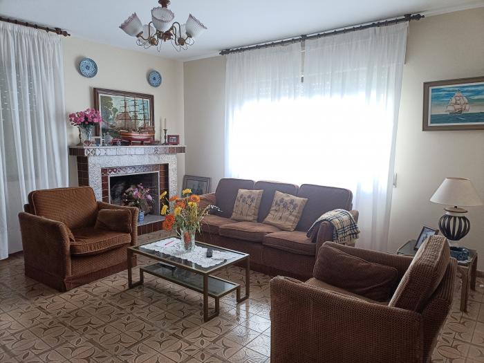 Se vende casa con jardín y garaje en el centro de Ribeira