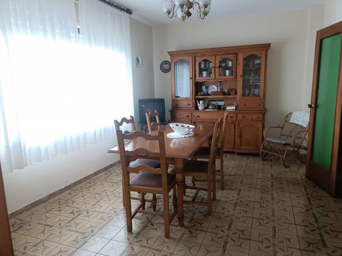 Se vende casa con jardín y garaje en el centro de Ribeira