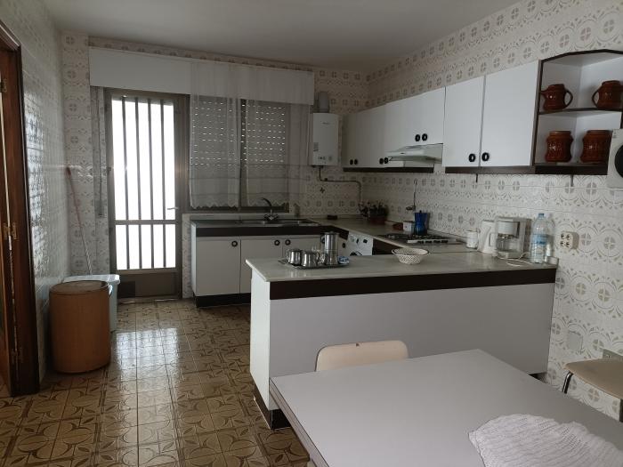 Se vende casa con jardín y garaje en el centro de Ribeira