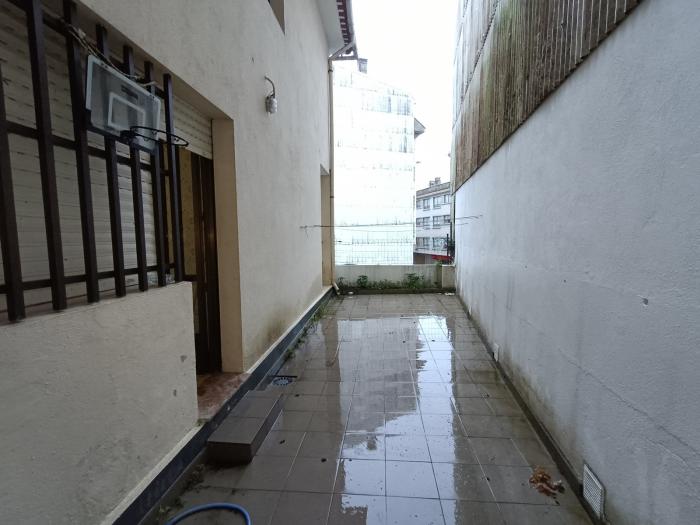 Se vende casa con jardín y garaje en el centro de Ribeira