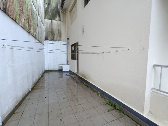 Se vende casa con jardín y garaje en el centro de Ribeira