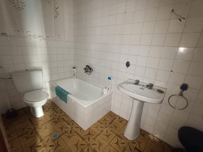 Se vende casa con jardín y garaje en el centro de Ribeira