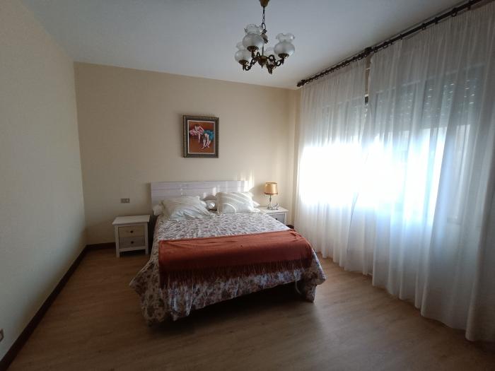 Se vende casa con jardín y garaje en el centro de Ribeira